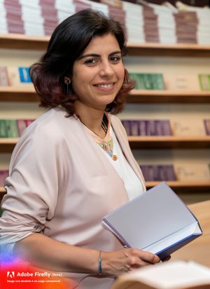 Responsable de la caisse et des commandes en ligne, Fatima assure un accueil chaleureux aux clients et veille à ce que les commandes soient traitées avec soin. Gardienne du trésor littéraire, elle accueille chaque lecteur avec bienveillance et veille sur chaque commande avec minutie. .