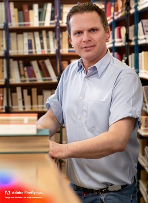 Hugo est un libraire engagé dans les questions environnementales et les essais politiques. Il anime le club de lecture sur les sujets de société et les enjeux écologiques. Guerrier des idées progressistes et fervent défenseur de la nature, Hugo, éclaire le chemin vers une littérature engagée et porteuse d'espoir.