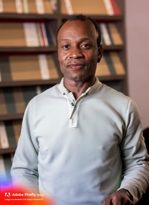 Responsable des achats et des relations avec les éditeurs, Malik Diop est aussi passionné de littérature africaine et œuvre pour mettre en avant les auteurs francophones. Avec son charisme unique, Malik crée un espace où chaque voix a sa place et chaque lecteur trouve son bonheur.