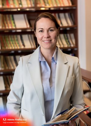 Coordinatrice d’événements, elle organise les événements littéraires et les rencontres avec les auteurs. Virtuose des mots, Sophie est passionnée de littérature classique et contemporaine. Toujours en quête de nouvelles pépites littéraires, elle guide avec bienveillance l'équipe de L'accolade vers de nouvelles aventures littéraires.